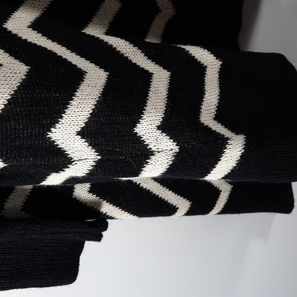 WISHLIST BLACK/ WHITE CHEVRIN SWEATER SZ XL - Picture 14 of 14